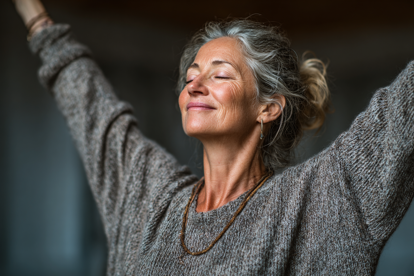 Група хора практикуват йога в природа